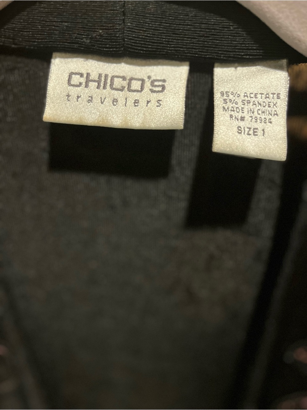 121. WOMENS CHICO’S TRAVELERS 1/M DETAIL TOP - Picture 2 of 4